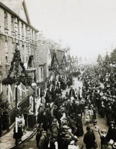 The Shakespeare Birthday celebrations in Old Town, early 20th cent. (by permission of the Shakespeare Birthplace Trust)